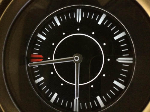 Zegarek analogowy na desce rozdzielczej (Vitara II