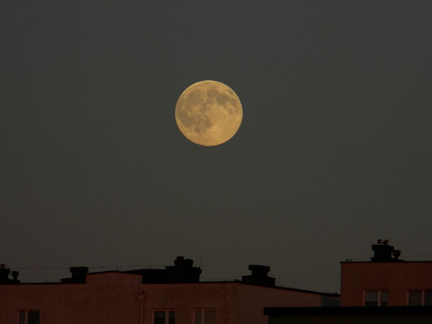 księżyc nad moim blokowiskiem