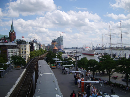 Port w Hamburgu - widok na Elbfilcharmonie