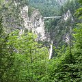 Most nad wodospadem w Alpach