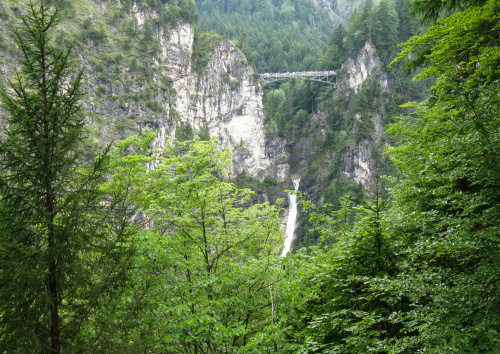 Most nad wodospadem w Alpach