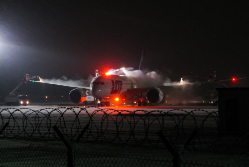 Odladzanie Dreamlinera podczas styczniowej śnieżycy.
