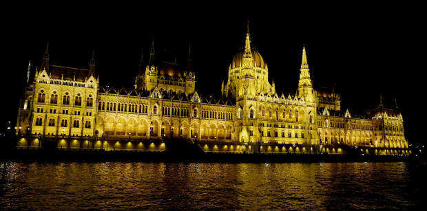 Parlament w Budapeszcie nocą z Dunaju (L)